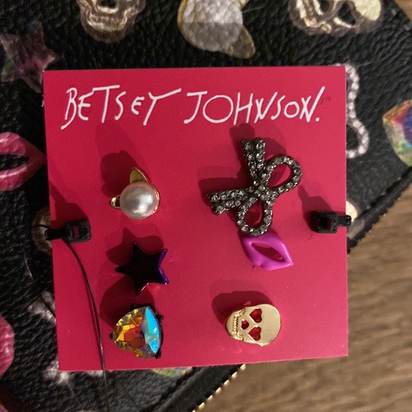 New Betsey Johnson skulls/ hearts wristlet / wallet with fun matching earrings! - Picture 2 of 7